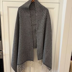 Jennifer Sun 100% Merino Wool Herringbone Black & Off White Cape/Shawl—Like New